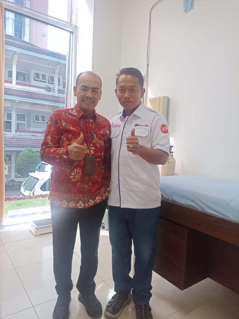 Foto : Direktur Utama RSUP H. Adam Malik dr. Zainal Safri, M.Ked(PD), Sp.PD-KKV, Sp.JP(K) bersama Ketua 𝘿𝙋𝘿 𝙎𝙋𝙍𝙄 𝙎𝙐𝙈𝙐𝙏 (Serikat Pers Republik Indonesia) sekaligus Pimpinan/ Owner Media Pendamping News & Metropos 24, 𝘽𝙪𝙧𝙟𝙪 𝙎𝙞𝙢𝙖𝙩𝙪𝙥𝙖𝙣𝙜, 𝙎𝙏.𝙎𝙃.