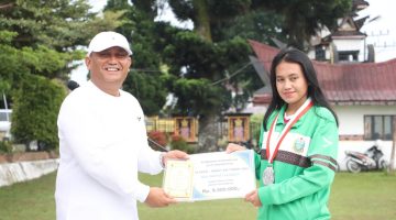Puncak Peringatan Haornas, Pemkab Dairi Berikan Penghargaan Pada Atlit Berprestasi