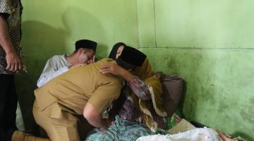 Sambangi Kediaman Almh Rayani Berampu, Wakil Bupati Sampaikan Duka Mendalam