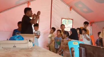 Ramadhansyah Memberikan Hiburan Kepada Anak-anak Pengungsian Korban Bencana Aceh Tamiang.