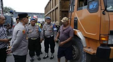 Langgar Pembatasan Libur Natal, Kapolrestabes Medan Hentikan Truk Tiga Sumbu di Simpang Haji Anif