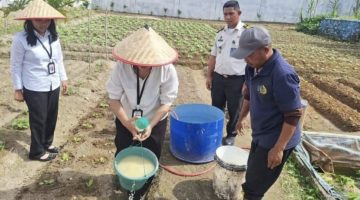Dukung Ketahanan Pangan, Jajaran Giatja Lapas Narkotika Pematangsiantar Dan Peserta Magang Kemnaker Melaksanakan Pelatihan aplikasi Pupuk Organik Cair dari Sampah Sisa Sayur kepada WBP
