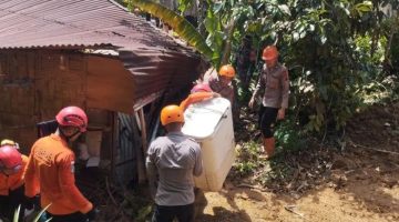 Brimob Evakuasi Harta Benda Korban Longsor di Desa Sembahe, Lima Orang Meninggal Dunia