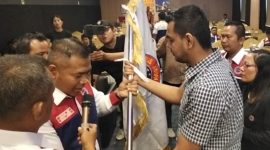 Junaidi SH saat menerima pataka dari Sekretaris Pengprov KBI Sumatera Utara adalah Muhammad Zaid Fahry
