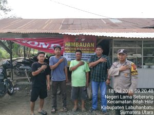 Pemasangan Spanduk Himbauan Oleh Bhabinkamtibmas Aipda Jekson Sidabutar dan Kepala Lingkungan di Kelurahan Negeri Lama, Kecamatan Bilah Hilir, Kabupaten Labuhanbatu.