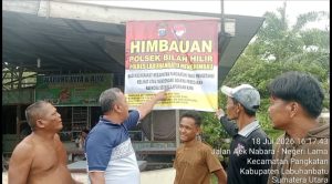 Pemasangan Spanduk Himbauan Oleh Bhabinkamtibmas Aipda Jekson Sidabutar dan Kepala Lingkungan di Kelurahan Negeri Lama, Kecamatan Bilah Hilir, Kabupaten Labuhanbatu