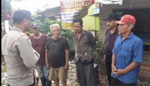 Pemasangan Spanduk Himbauan Oleh Bhabinkamtibmas Aipda Jekson Sidabutar Bersama Kepala Lingkungan dan Masyarakat di Kelurahan Negeri Lama, Kecamatan Bilah Hilir, Kabupaten Labuhanbatu.