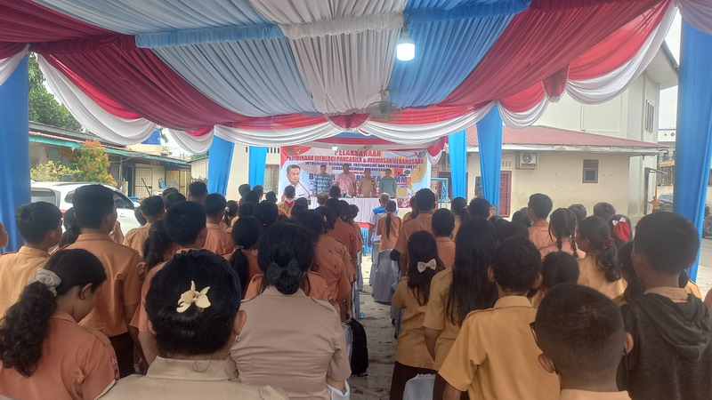 Anggota DPRD Kota Medan, Binsar Simarmata saat pelaksanaan Sosialisasi Penyebarluasan Ideologi Pancasila dan Wawasan Kebangsaan di halaman St. Petrus, Jalan Luku I, Kelurahan Kwala Bekala, Kecamatan Medan Johor, Sabtu (26/9).Foto Ist