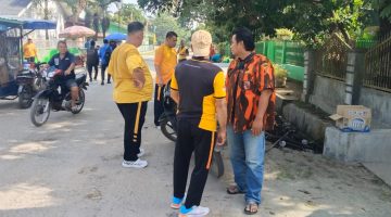 Pimpin Gotong Royong Bersama Pemuda Pancasila dan Masyarakat, Kapolsek Bandar Huluan IPTU Patar Banjar Nahor Pulihkan Saluran Air di Perdagangan I