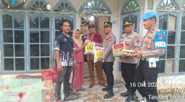 Polsek Talawi Salurkan Bantuan kepada Warga Korban Angin Kencang di Nibung Hangus