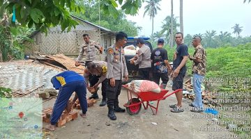 Polsek Medang Deras Salurkan Bantuan Material Bangunan kepada Warga Korban Angin Kencang di Desa Mandarsah