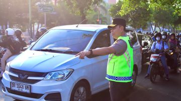 Wakapolda NTB Turun Atur Lalu Lintas Pagi di Simpang Kekalik