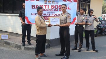 Sambut HUT Humas Polri ke-75, Humas Polda NTB Salurkan 100 Paket Sembako untuk Warga Penerima Manfaat