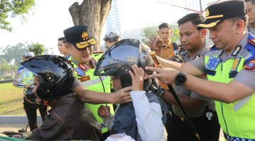 Peduli Keselamatan Pengendara, Kapolda Sumut Turun Langsung Bagikan Helm dan Imbau Tertib Lalu Lintas