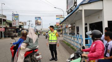 Kapolres Batu Bara Pimpin Strong Point Pagi, Bagikan Helm Gratis kepada Pengendara
