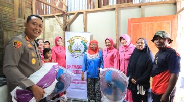 Kapolres Batu Bara Bantu Bangun Kembali Rumah Warga Korban Puting Beliung, Salurkan Peralatan Rumah Tangga dan Sembako