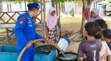 KAPAL POLISI XXI-2007 DITPOLAIRUD POLDA NTB SALURKAN 1,7 TON AIR BERSIH UNTUK MASYARAKAT PESISIR SEKOTONG
