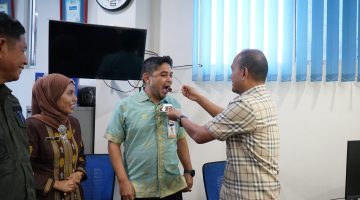 Wali Kota Mahyaruddin Salim Bersama Pimpinan OPD Berikan Kejutan Di Ultah Ke-46 Kepala Cabang Bank Sumut Kota Tanjungbalai