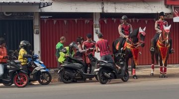 Dekati Masyarakat, Patroli Polisi Satwa Turangga Bagikan Jumat Berkah dan Edukasi Keselamatan Berkendara*