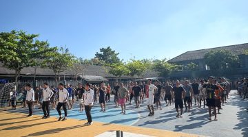 TINGKATKAN KEBUGARAN JASMANI, LAPAS LABUHAN RUKU LAKSANAKAN SENAM PAGI BERSAMA DI LAPANGAN LAPAS
