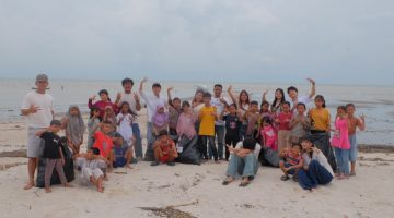 Koranger Gelar Sosialisasi dan Aksi Bersih Pantai Bersama Anak-Anak di Pantai Mangrove Sei Nagalawan