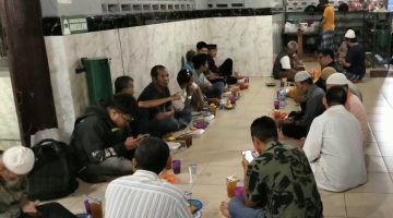 Kepungan Kabut Asap Tak Surutkan Ibadah, Jemaah Masjid Jamik Kebun Bunga Panjatkan Doa Penolak Bencana